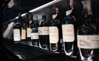 В Минздраве поддержали предложение убрать алкоголь из обычных магазинов