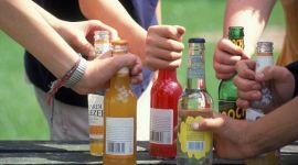 Названа неожиданная опасность алкоголя для подростков