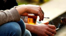 Запрет на алкоголь поможет бросить курить