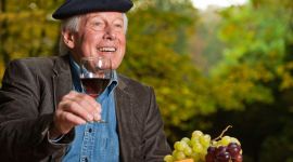 Ученые уверяют: алкоголь полезен людям старше 50 лет