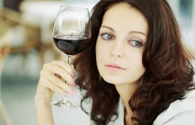Названа главная опасность алкоголя для женщин