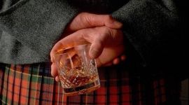 Шотландцам своеобразно запретили пить дешевый алкоголь