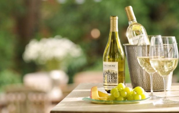 Белое вино повышает или понижает давление?