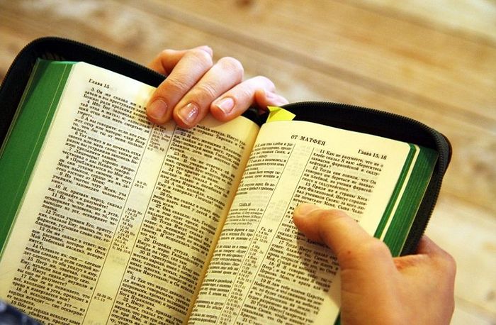 Чтение Евангелия на мобелене Богоматери