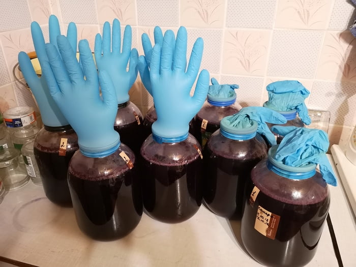 Медицинская перчатка для приготовления виноградного вина