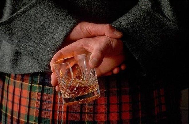 Шотландцам своеобразно запретили пить дешевый алкоголь